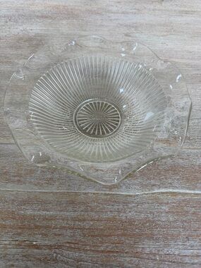 🌱 Large Vintage Depression Glass bowl with scalloped rim and fluted pattern